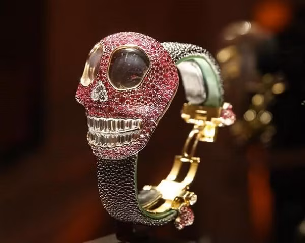 Đồng hồ đầu lâu Crazy Skull được đính 890 viên kim cương và hồng ngọc, với tổng trọng lượng 23 carat. Chỉ có khoảng 10 chiếc loại này được hãng sản xuất, khiến nó thuộc hàng hiếm nhất quả đất.