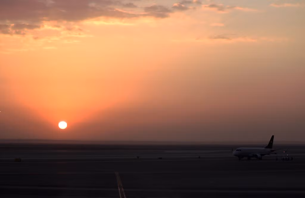 Cảnh bình minh tại sân bay Riyadh Airport. Đây là sân bay quốc tế của quốc vương Khalid, có cự ly 35 km phía bắc của Riyadh, Ả Rập Saudi.