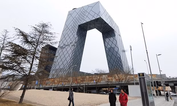 Trụ sở của đài CCTV, được thiết kế bởi kiến trúc sư người Hà Lan Rem Koolhaas, có hình dáng mô phỏng chiếc quần dài.