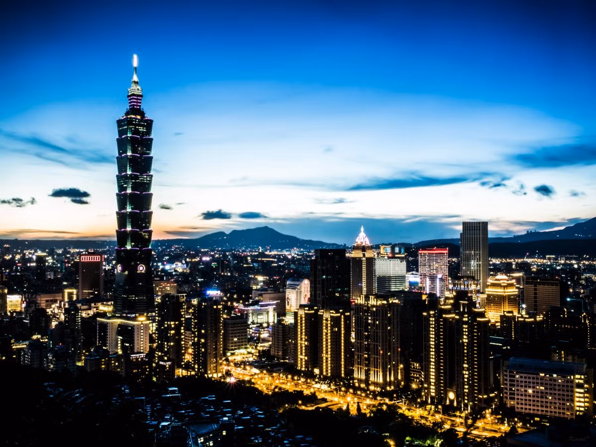 2. Taipei 101 (ở Đài Loan), cao 509,2 m, lập kỷ lục năm 2003: Taipei 101 hay Trung tâm tài chính thế giới Đài Bắc là một tòa nhà chọc trời nằm trên quận Xinyi, thành phố Đài Bắc, Đài Loan. Tòa nhà Taipei 101 gồm 101 tầng trên mặt đất và 5 tầng âm. Bên trong tòa nhà là các văn phòng, một trung tâm mua sắm, nhà hàng và đài quan sát 360 độ.