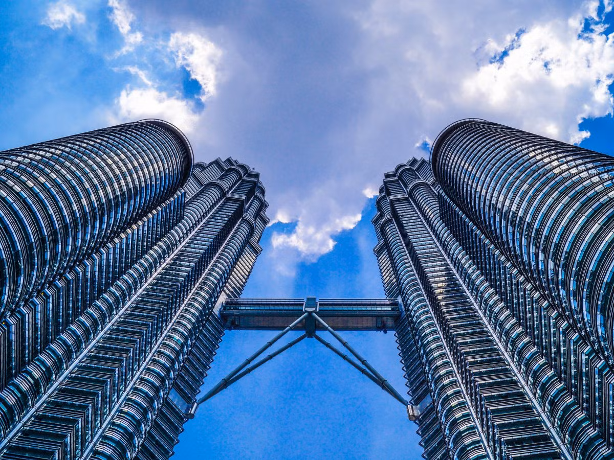3. Tháp Petronas (cao 452 m), ở Kuala Lumpur, Malaysia (năm 1996): Tháp Petronas được xây dựng vào năm 1998 (còn được gọi là tháp đôi Petronas hay KLCC) là tòa tháp đôi tọa lạc tại thủ đô Kuala Lumpur, Malaysia với 88 tầng. Tòa tháp được xây dựng từ 33.000 tấm thép không gỉ và 55.000 tấm kính.