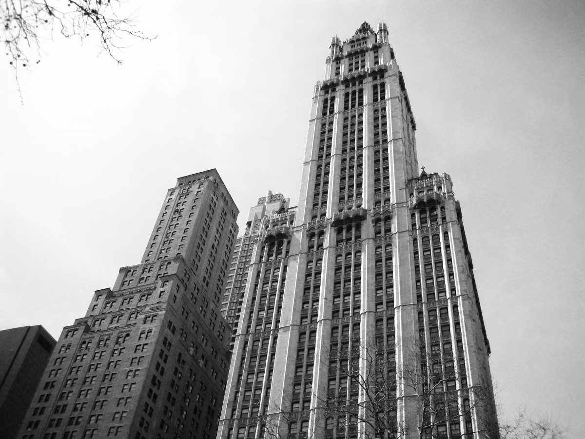 9. Woolworth Building, cao 214m, New York (1913): Woolworth Building là tòa tháp cao nhất thế giới khi được xây dựng vào năm 1913. Tòa tháp được mệnh danh là "Nhà thờ Thương mại, do các đồ trang trí mang phong cách kiểu cổ.