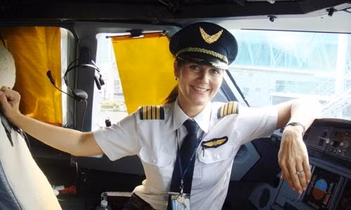 Fleming Belinda Anne, người Australia là thành viên đoàn bay 919 của Vietnam Airlines. Nữ phi công 37 tuổi đã làm việc và gắn bó ở Việt Nam 7 năm và từng lái nhiều chiếc máy bay như A320, A321, A330 thực hiện các chặng bay ngắn đến các nước trong khu vực châu Á. Anne rất yêu Việt Nam và đặc biệt là TP HCM nơi cô và chồng đang sinh sống.