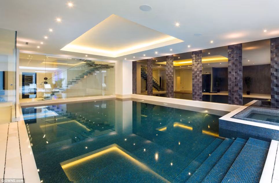Ngoài ra, ngôi nhà đắt đỏ này còn có bể bơi, phòng xông hơi, phòng tập gym, khu vực quầy bar...