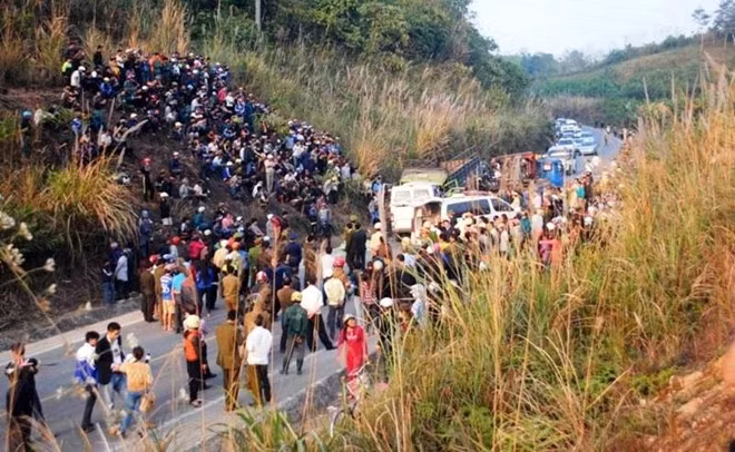 Nghe tiếng động lớn vang lên, người dân quanh khu vực đã chạy đến cứu giúp và báo lực lượng chức năng.