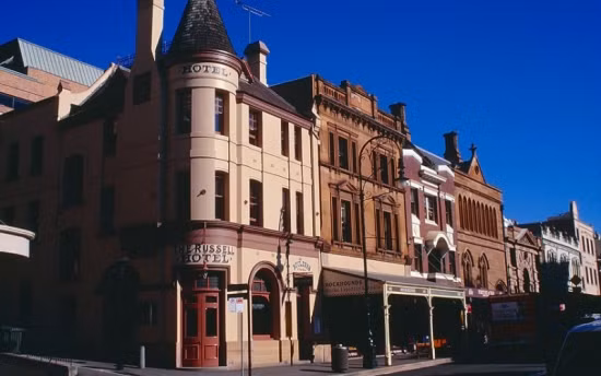 Khách sạn Russell, Australia: Nằm ở The Rock, khu phố lâu đời nhất của Sydney, khách sạn Russell từng là nơi trú ẩn của nhiều phù thủy và cũng nổi tiếng về những lời đồn ma quái. Căn phòng số 8 trong khách sạn được cho là bị ám bởi hồn ma của một phù thủy sống trong thời thuộc địa. Ngày nay bóng ma này thường đi khắp phòng hoặc đứng nhìn chằm chằm du khách trong khi họ ngủ.
