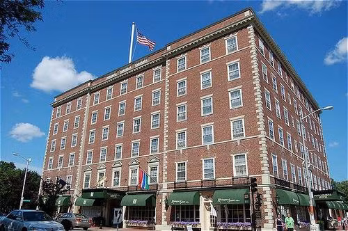 Khách sạn Hawthorne ở Salem, Massachusetts (Mỹ) là một trong những địa điểm nổi tiếng từng đón tiếp cựu Tổng thống Mỹ Geogre Bush và phu nhân tới nghỉ. Tuy nhiên, khách sạn này cũng thường xuyên xuất hiện những điều bất thường như nước không chảy ở vòi, đèn tự nhiên bật sáng. Người ta đồn rằng có hồn ma của một phụ nữ hay đi lang thang bên ngoài hành lang phòng 612.