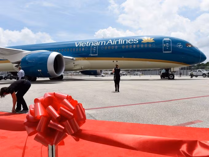 Cũng trong sự kiện Tổng Bí thư Nguyễn Phú Trọng thăm Mỹ, hãng hàng không Vietnam Airlines còn đàm phán mua thêm 16 chiếc máy bay thế hệ mới của Boeing, đánh dấu bước tiến mới trong mối quan hệ thương mại Việt – Mỹ.