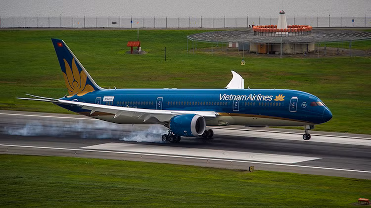 Theo lịch trình, Boeing sẽ giao chiếc máy bay này (trong số 19 chiếc) cho Vietnam Airlines cuối tháng 7, tuy nhiên việc bàn giao đã diễn ra sớm để chào mừng chuyến thăm của Tổng Bí thư Nguyễn Phú Trọng tới thăm Mỹ.