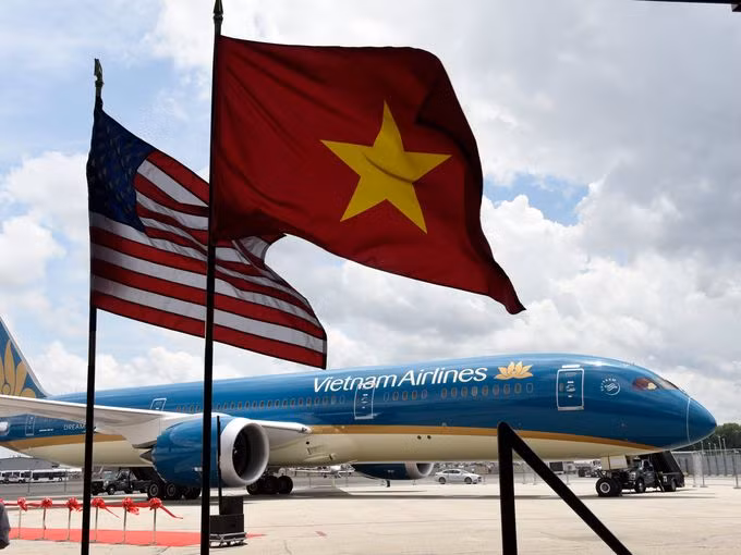 Máy bay Boeing 787 đậu ở Ronald Reagan để làm lễ bàn giao.