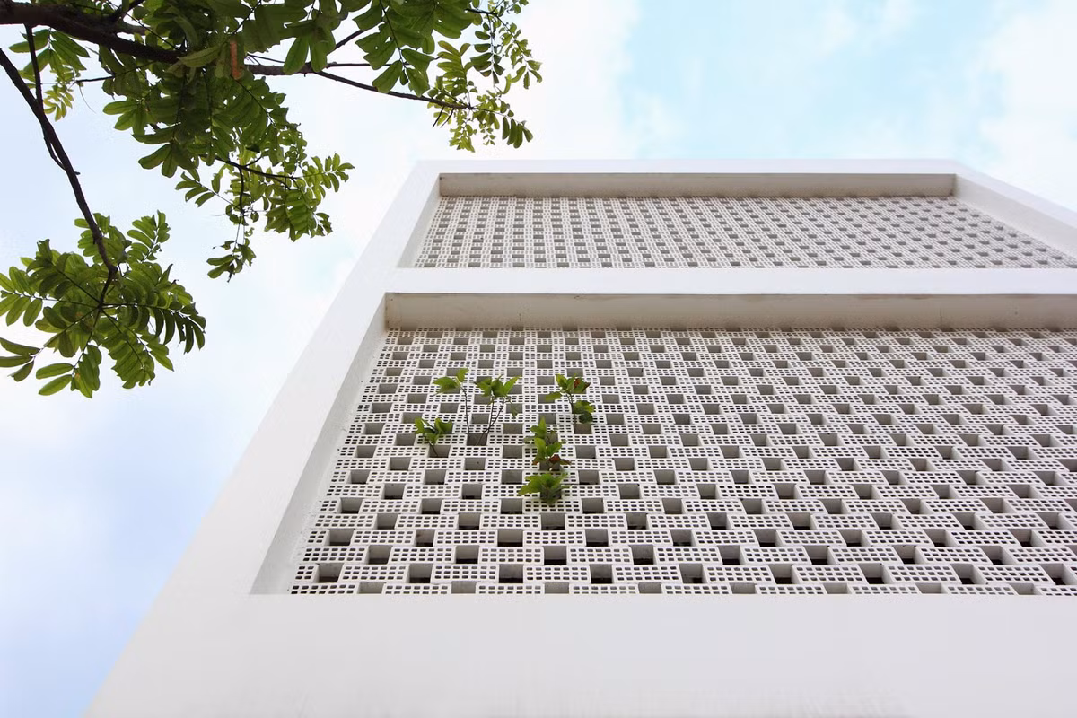 Thiết kế của biệt thự trắng này hướng tới việc tạo ra một không gian sống hiện đại và thoải mái cho gia đình 3 thế hệ, gồm cặp vợ chồng trẻ, con cái, cha mẹ của họ.