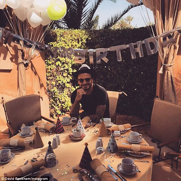 Bữa tiệc sinh nhật của Beckham đã diễn ra ở khu nghỉ mát sang trọng với những món ăn truyền thống ở Morocco, trong đó có cả món cá hồi hun khói, cừu nướng trong lỗ đào trên đất.