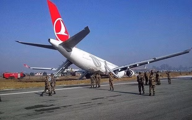 'Mổ' máy bay Airbus A330 vừa vỡ toác đầu ở Nepal Rất may là 238 hành khách và thành viên phi hành đoàn trên máy bay Airbus A330 gặp nạn ở Nepal không có thương vong. Chỉ có một số hành khách được chăm sóc y tế.