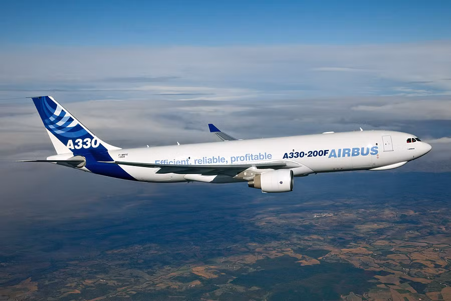 Máy bay Airbus A330-200 có thân ngắn, trọng lượng cất cánh tối đa là 233 tấn. Tầm bay với 253 hành khách ở 3 hạng ghế là 12.500 km. Sức mạnh của máy bay do hai động cơ General Electric CF6-80E, Pratt &amp; Whitney PW4000 hoặc Rolls-Royce Trent 700 cung cấp.