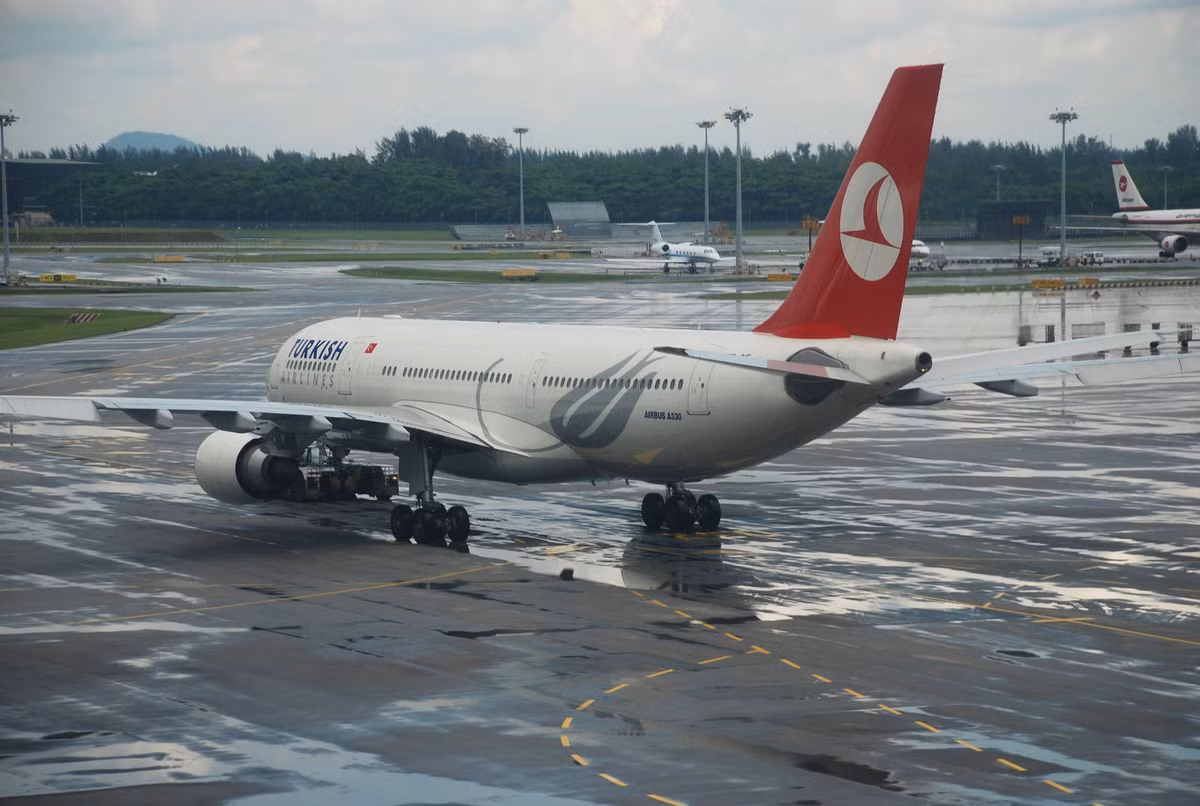 Dòng A330 có 2 phiên bản chính. Thứ nhất là A330-300 được giới thiệu vào năm 1987 và bắt đầu hoạt động chính thức vào năm 1993. Mẫu thứ hai là A330-200 được giới thiệu năm 1995, đưa vào sử dụng năm 1998 và trở thành phiên bản tiếp nhiên liệu, chở khách, chở hàng.