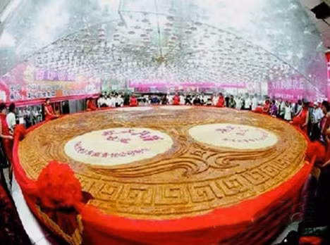 Chiếc bánh trung thu lớn nhất: Chiếc bánh khổng lồ này được thực hiện ở Thẩm Dương, tỉnh Liêu Ninh (Trung Quốc) vào năm 2007. Chiếc bánh có đường kính là 8,15 m, dày 20 cm và có trọng lượng 12,98 tấn. Chiếc bánh được làm từ 12 tấn bột và có 10 giờ nướng trong lò nướng.