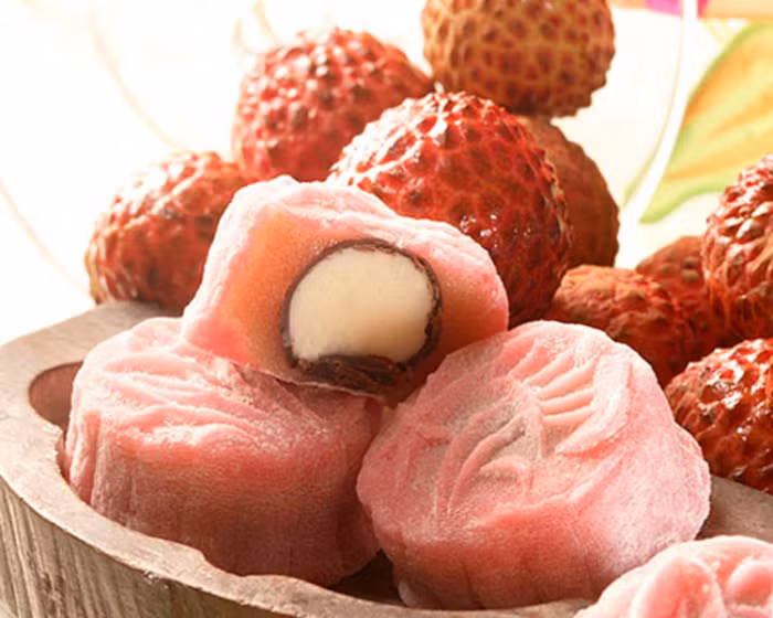 Bánh trung thu sáng tạo: Những chiếc bánh trung thu hình trái cây sẽ mang đến hương vị ngon và lạ miệng cho người ăn. Những chiếc bánh này được thiết kế theo màu của loại hoa quả chế biến chúng như dâu tây, sầu riêng, chuối, vải… nên rất đa dạng và đẹp mắt.