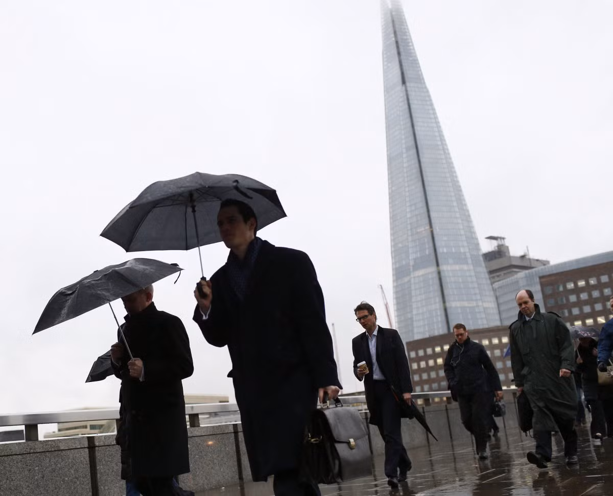 Qatar trở thành một trong những quốc gia sở hữu nhiều bất động sản nhất tại London thông qua QIA. Qatar sở hữu tòa nhà cao tầng lớn nhất tây Âu The Shard, cũng như phần lớn tòa Canary Wharf.