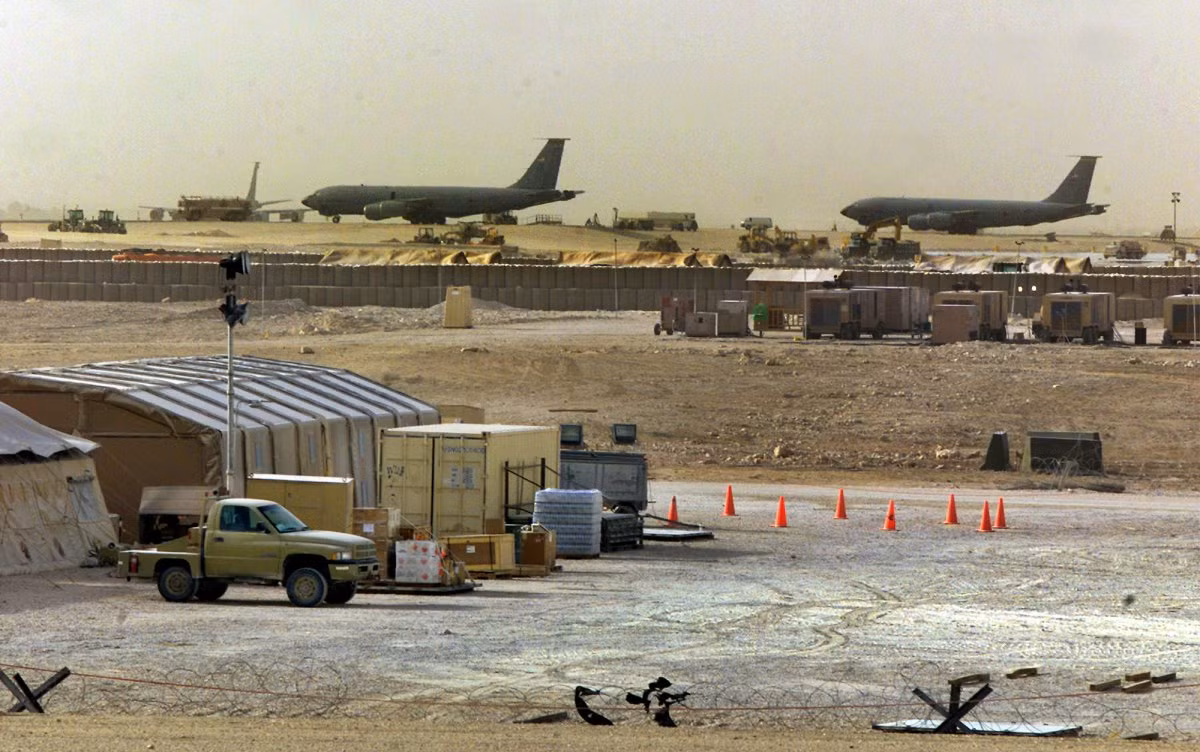 Năm 1996, Qatar xây dựng căn cứ không quân khổng lồ Al Udeid trị giá hàng tỷ USD nhằm phục vụ nhu cầu vận tải, chỉ huy cho quân đội Mỹ. Sự hợp tác với quân đội Mỹ đem đến cho Qatar mức độ an ninh cao chưa từng có.