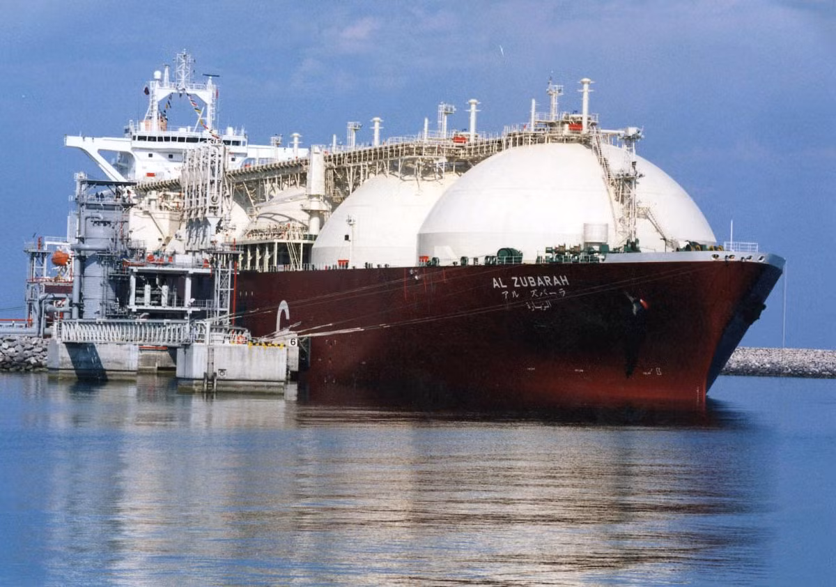 Năm 1971, mỏ khí gas tự nhiên lớn nhất thế giới South Pars (North Field) được tìm thấy ngoài khơi Qatar. Nhờ đó, Qatar trở thành nước sở hữu lượng dự trữ khí gas tự nhiên lớn nhất thế giới sau Nga và Iran. Lượng dự trữ của Qatar ước tính hơn 25.000 tỷ m3.