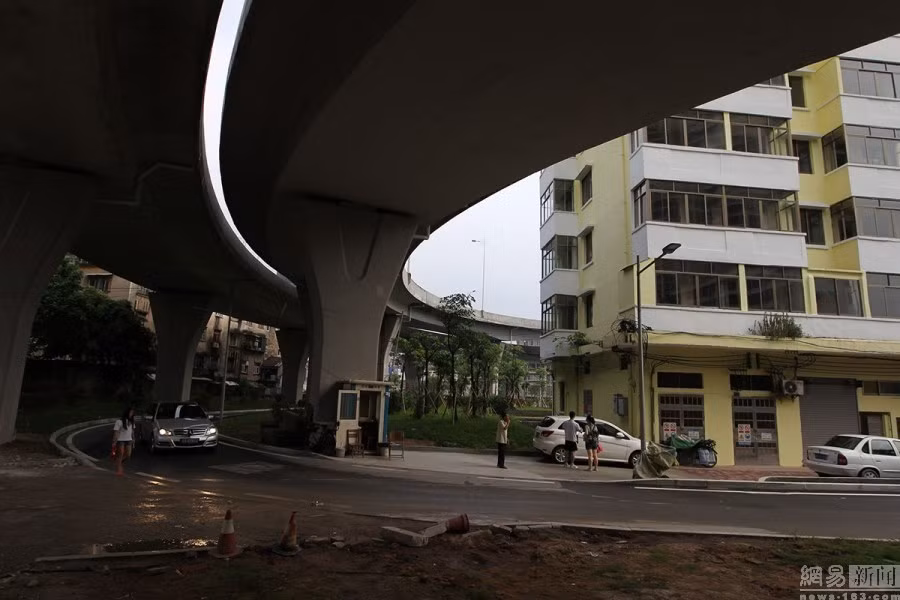 Mọi sinh hoạt của người dân ở tầng một của tòa chung cư vẫn diễn ra bình thường.