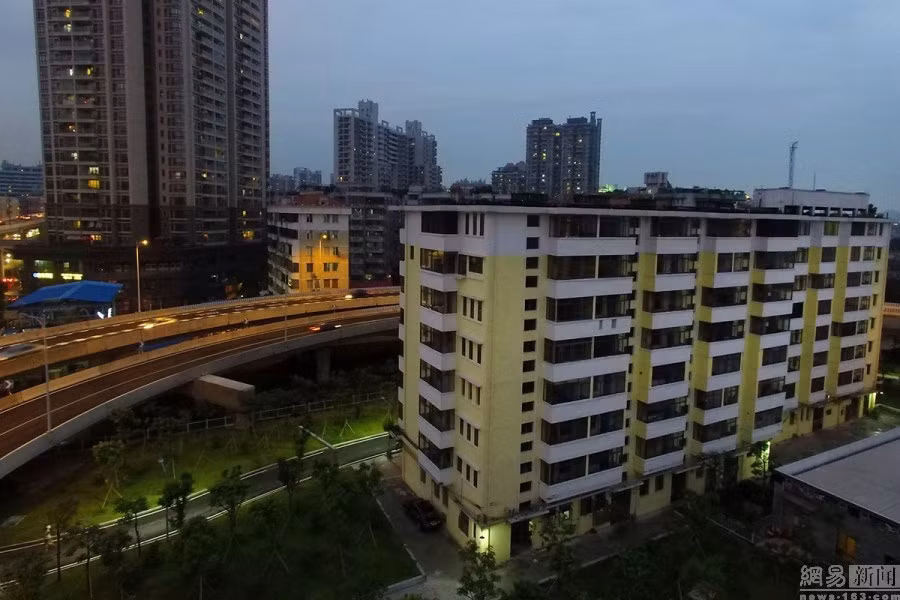Sau khi hầu hết các hộ gia đình đã chuyển đi, chỉ còn tầng một của tòa nhà có điện nước đầy đủ, trừ truyền hình cáp.