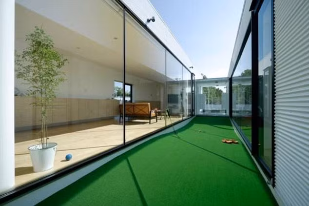 Phục vụ sở thích cá nhân, giới đại gia còn xây cả sân golf thu nhỏ ngay trong nhà để khi luyện tập mà không cần phải ra ngoài.