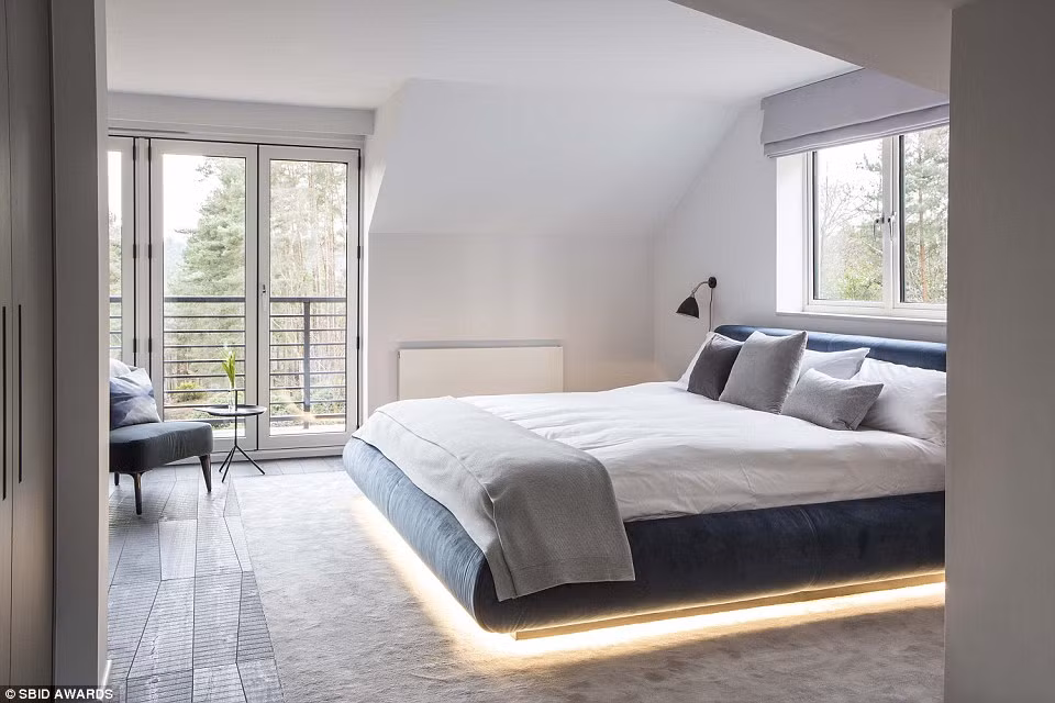 Phòng ngủ của căn biệt thự khá rộng rãi và có view đẹp mắt.