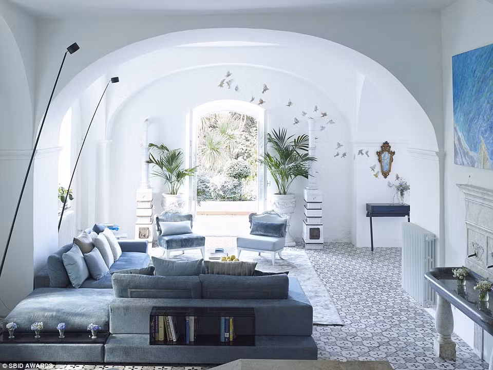 Biệt thự trên đảo Capri của Ý có thiết kế sang trọng với nội thất màu xanh-trắng.