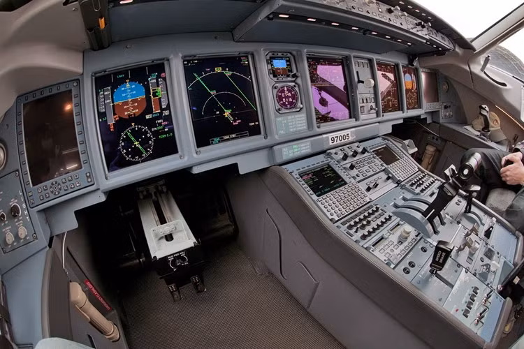 Chiếc Sukhoi Superjet 100 có cấu trúc ba khoang ghế, gồm một khoang hạng nhất (30-31 ghế); hai khoang tiêu chuẩn 1 và 2 (mỗi khoang 32-36 ghế). Ảnh khoang lái của máy bay.