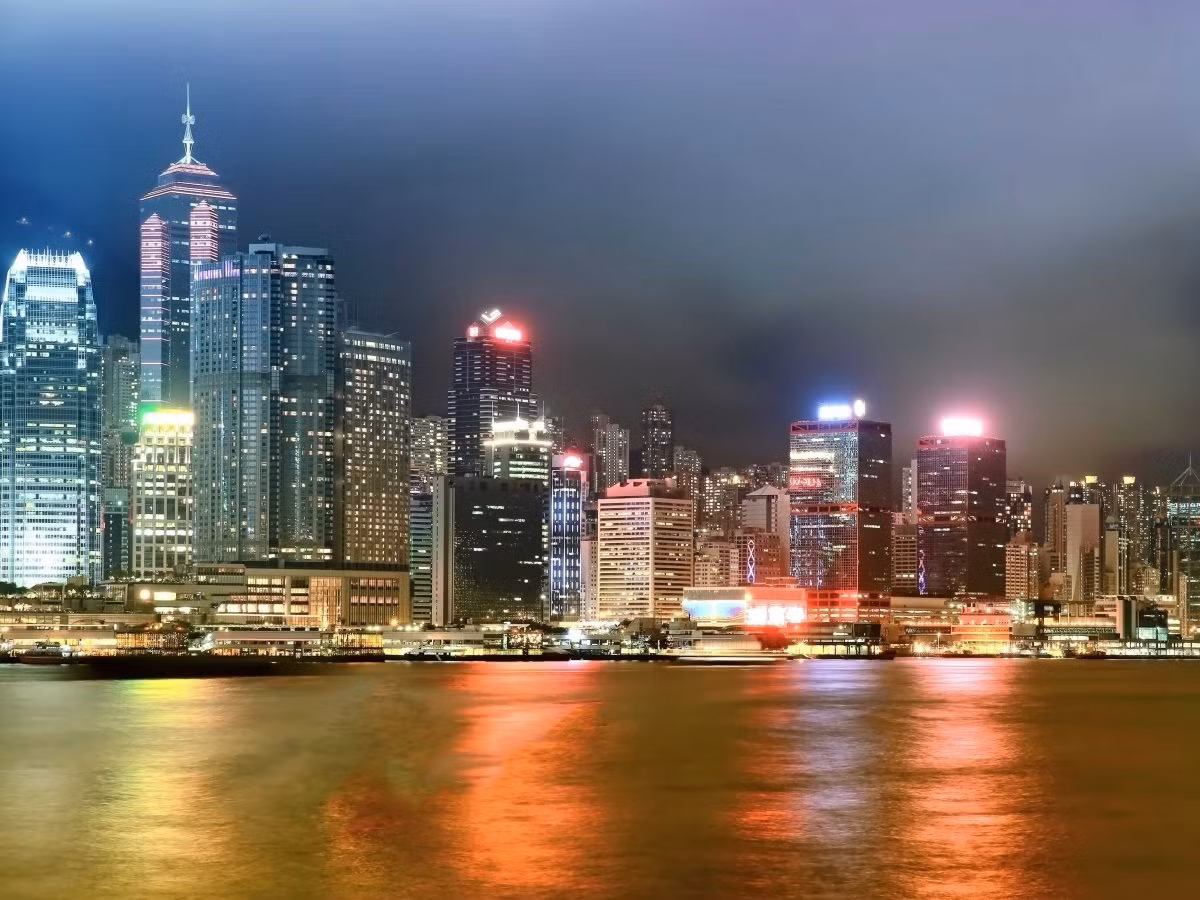 1. Hong Kong nhiều năm giữ ngôi vị thành phố nhiều nhà chọc trời nhất thế giới với 7.794 tòa nhà cao tầng trên diện tích 1.053 km2.