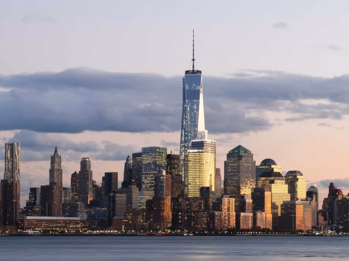 2. Thành phố New York (Mỹ) có 6.091 tòa nhà cao tầng ở 800 km2. Để xếp hạng danh sách những thành phố nhiều nhà cao tầng nhất, trang Emporis đã dựa vào số liệu chiều cao của các tòa nhà chọc trời (40 tầng trở lên) và các tòa cao tầng (12-39 tầng). Tháp truyền hình, cột, cầu và các cấu trúc khác dưới 12 tầng được loại trừ khỏi danh sách.