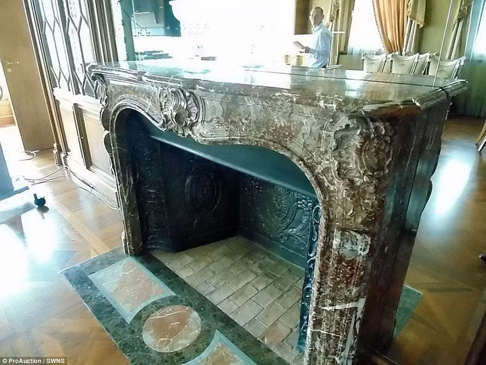Lò sưởi cổ kính bằng đá cẩm thạch màu xám được chạm khắc tinh xảo ở Ý.