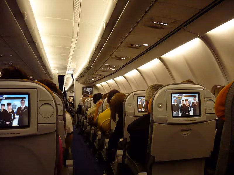 Lufthansa cũng được bình chọn vào top 10 hãng hàng không có ghế máy bay sang trọng nhất thế giới năm 2014. Ghế hạng sang nhất của hãng hàng không Lufthansa mang phong cách thanh lịch tuyệt đối. Những chiếc máy bay Airbus và Boeing của hãng hàng không này cung cấp cho hành khách chỗ ngồi tối giản và hiện đại với một loạt các dịch vụ ăn uống và giải trí tuyệt vời.