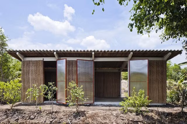 Công trình nhà ở S-House 2 tại đồng bằng sông Cửu Long. S-House 2 là sản phẩm của kiến trúc sư tài năng Võ Trọng Nghĩa cùng các đồng nghiệp. S-House 2 ra đời là tâm huyết của anh về sản phẩm nhà ở dành cho những người dân nghèo ở các khu vực luôn chịu nhiều thiên tai.