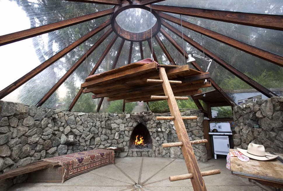 4. Eco House ở Mỹ: Ngôi nhà nhỏ này nằm ở phía bờ biển California. Với kiểu trần nhà có thể mở ra và chiếc giường treo ở trung tâm ngôi nhà, chủ nhân căn nhà sẽ có một địa điểm hoàn hảo để ngắm sao trời và tận hưởng khí trời trong lành.