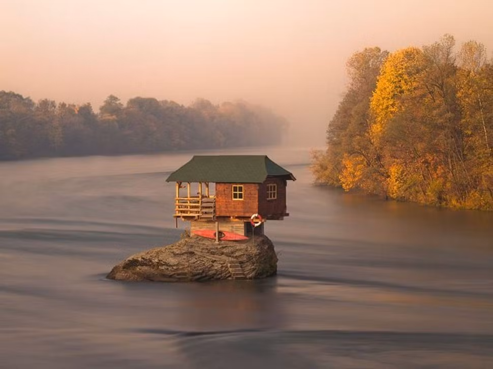 Ngôi nhà nhỏ xinh giữa sông: Ngôi nhà ở Serbia đã có tuổi thọ lên đến 45 năm. Nó được lên ý tưởng vào năm 1968 bởi một nhóm những người yêu thích bơi lội trẻ tuổi và được xây dựng kể từ đó. Rõ ràng đây không phải là một địa điểm lý tưởng để sống nhưng chắc chắn là một nơi lý tưởng để nghỉ ngơi và thư giãn.