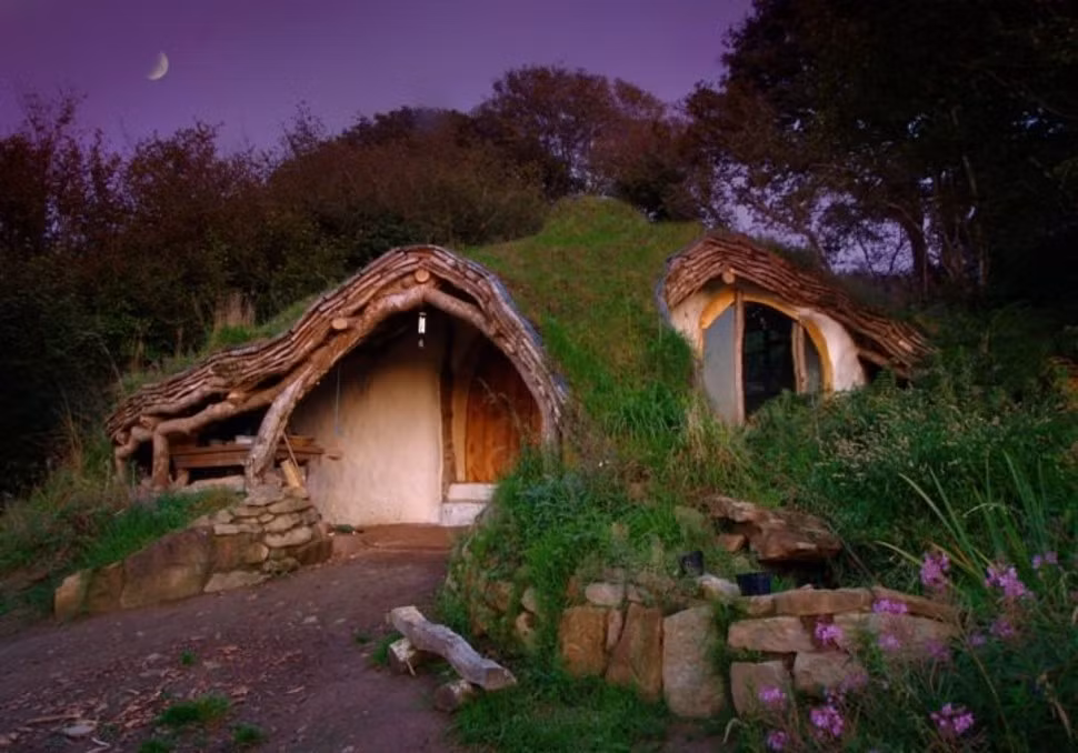 Nhà kiểu Hobbit: Nhiếp ảnh gia Simon Dale đã mất 5.000 USD và 4 tháng để hoàn thành ngôi nhà theo đúng phong cách Hobbit này. Nó được xây dựng bằng những vật liệu thân thiện với môi trường như phế liệu gỗ, thạch cao vôi (thay thế xi măng), rơm… và nguồn nước sử dụng được dẫn từ một con suối gần đó.