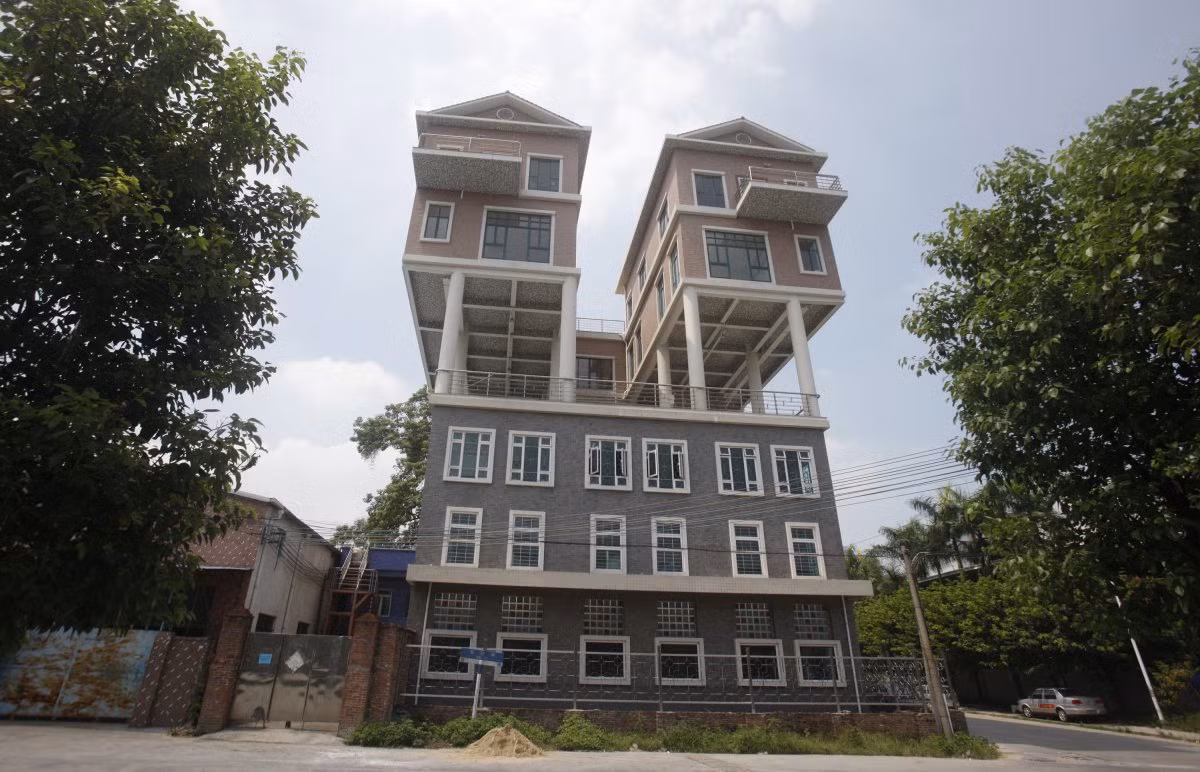 Căn nhà gồm hai phần này được xây trên nóc một nhà máy tại Dongguan, Trung Quốc. Theo báo chí nước này, việc xây dựng căn nhà này có thể là bất hợp pháp.