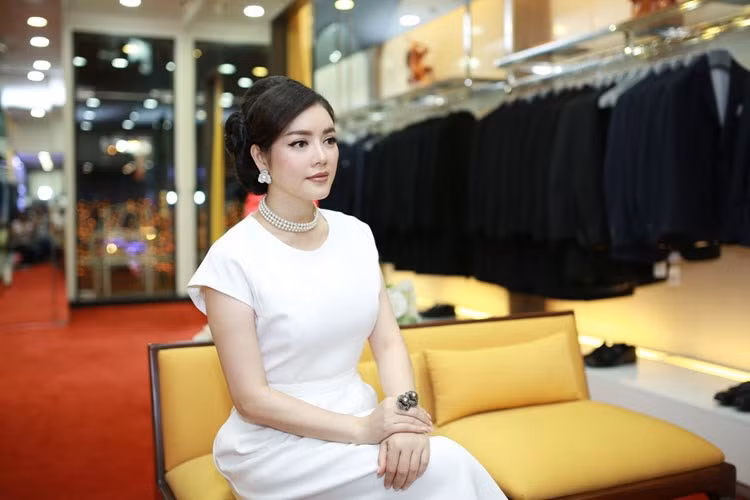 Đặc biệt trong sự kiện triển lãm kim cương của thương hiệu Paolo Piovan vừa qua diễn ra tại biệt thự của cô, Lý Nhã Kỳ đã gây chú ý khi đeo chiếc nhẫn kim cương kết hợp ngọc trai độc nhất trên thế giới, có tên gọi “Người phụ nữ bí ẩn”. Đây là chiếc nhẫn từng đoạt giải nhất thiết kế kim cương tại Paris của thương hiệu vào năm 2011, là sản phẩm vô cùng yêu quý, được thiết kế từ kim cương và ngọc trai màu với hình ảnh cánh hoa bí ẩn, quyền lực và quyến rũ.