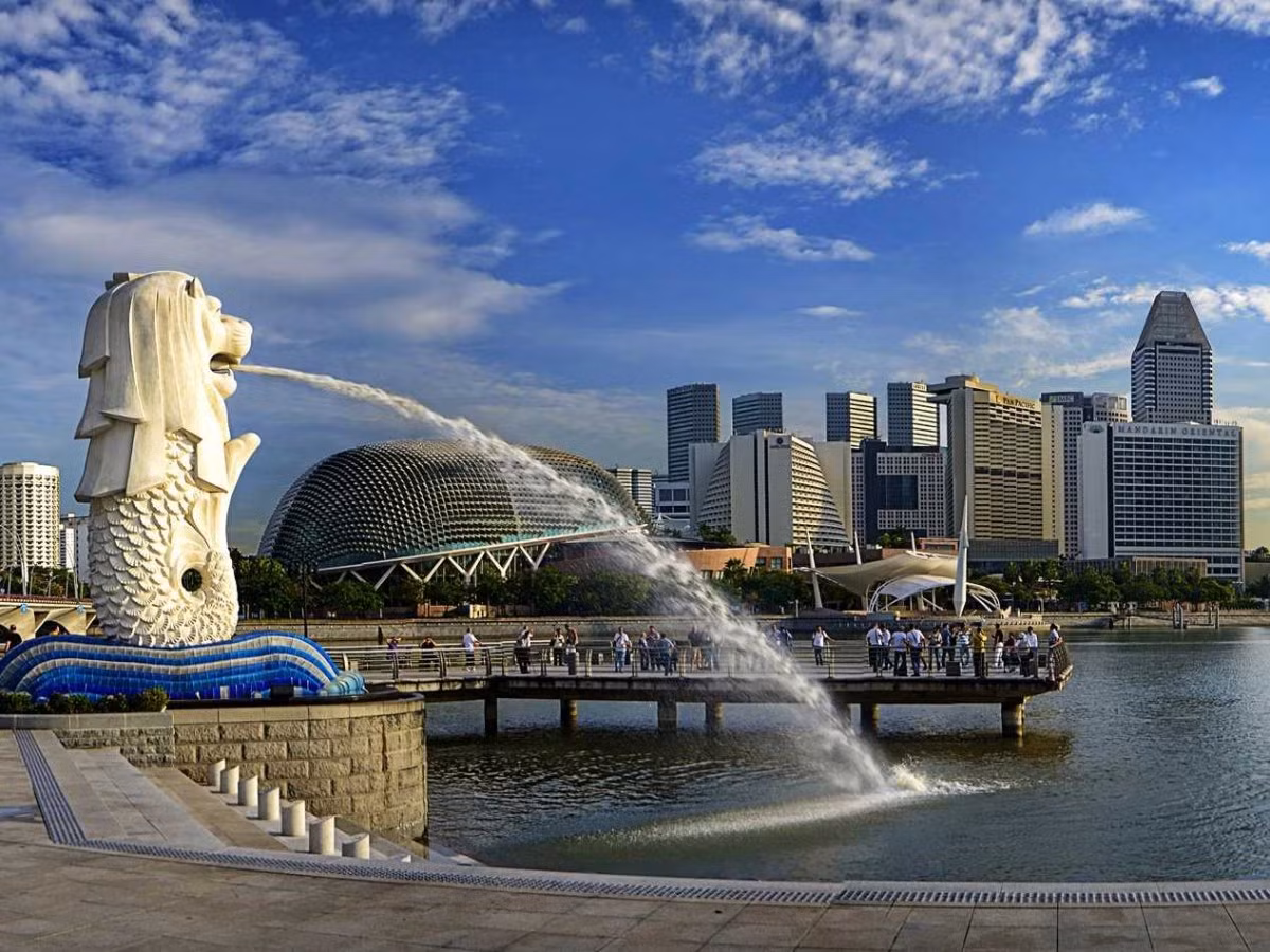 Biểu tượng của thành phố là một con Merlion - nửa sư tử, nửa cá - một sinh vật huyền thoại được Singapore tạo ra để thu hút du lịch.