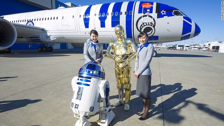 Màu sơn bên ngoài và cả nội thất của chiếc Boeing 787-9 Dreamliner này đều được lấy cảm hứng từ chú robot R2-D2 trong bộ phim.