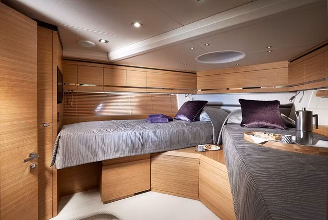 Cabin mũi tàu phía trước có sức chứa vừa cả chiếc giường đôi, có thể linh hoạt chuyển thành 2 chiếc giường đơn, rất phù hợp với du ngoạn đông người hoặc gia đình.