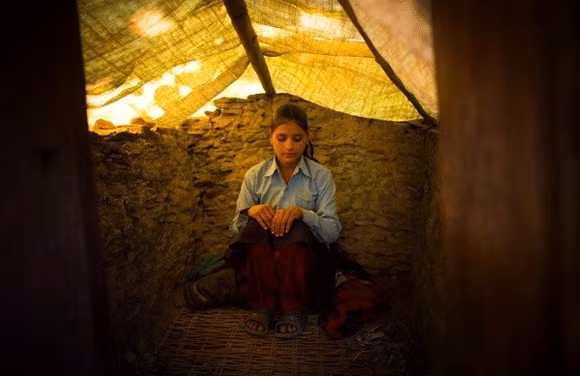 Vì thế, mỗi tháng khi "đèn đỏ", phụ nữ ở Achham, Nepal, phải chịu cách ly trong nhà kho hoặc chuồng bò, dê. Trong ảnh là cô thiếu nữ Jaukala (14 tuổi) phải sống trong nhà kho tạm bợ trong kỳ kinh nguyệt.