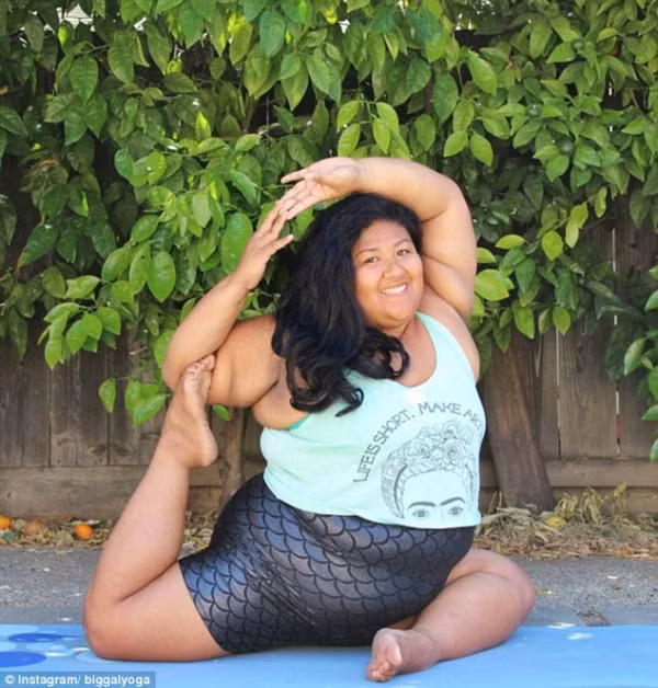 Cô gái hơn 100kg đã chia sẻ hình ảnh về sự dẻo dai và linh hoạt của cơ thể khi tập Yoga trên Instagram cá nhân tên Big Gal Yoga.