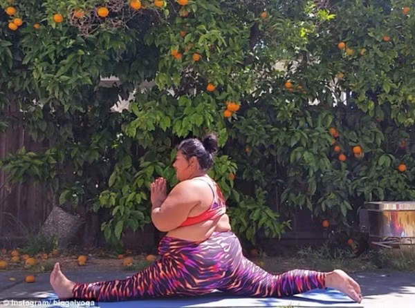 Cô gái trẻ đã đăng tải hình ảnh thực hiện động tác yoga phức tạp như trồng cây chuối, đứng cân bằng trên một bánh xe yoga và thậm chí giữ toàn bộ trọng lượng cơ thể chỉ bằng hai tay trên các trang cá nhân mà thu hút được hơn 80.000 người theo dõi.