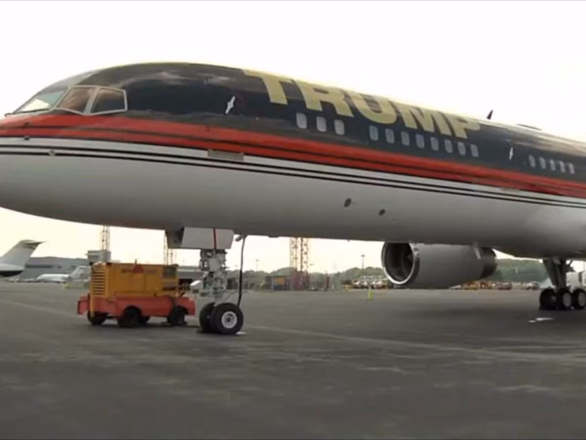 Mỗi khi mệt mỏi, tỷ phú 69 tuổi này thường dùng chiếc Boeing 757 trị giá 100 triệu USD của mình bay đến những biệt thự khác để nghỉ dưỡng.