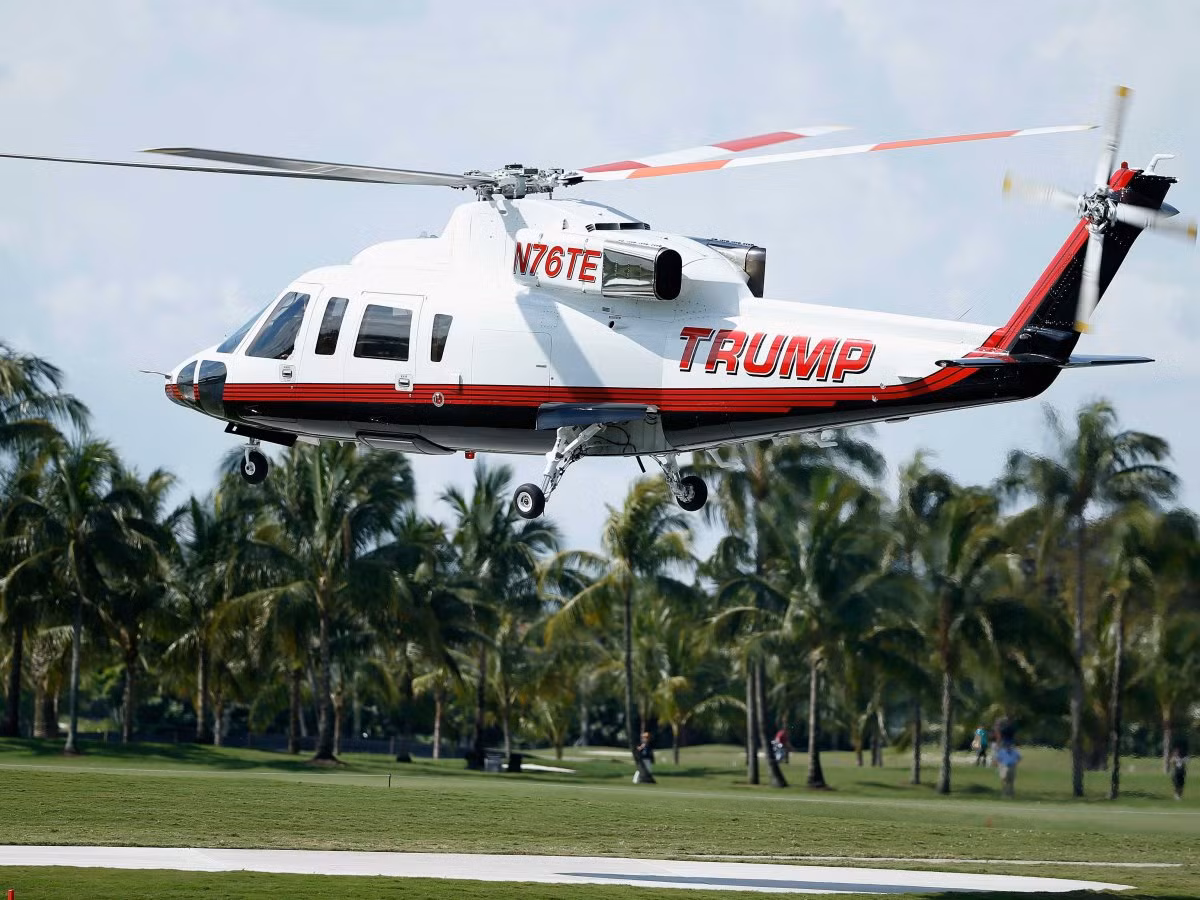Năm nay, tỷ phú Trump còn chi tới 750.000 USD để nâng cấp toàn bộ lại chiếc trực thăng Sikorsky S-76 của mình. Điều xa xỉ là toàn bộ nội thất được khoác lên mình phần mạ cứng bằng vàng 24 karat, từ các dây cài an toàn cho đến tay cầm. Tỷ phú này thậm chí còn cho vẽ gia huy gia đình bằng vàng lên bề mặt.
