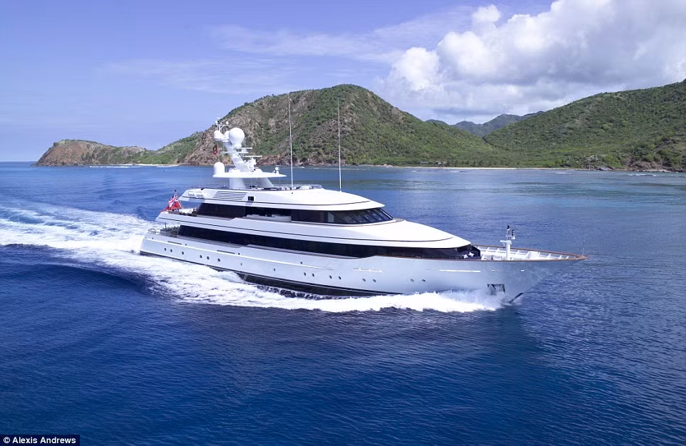 Du thuyền Madsummer, giá chào bán: 37,5 triệu USD. Du thuyền Madsummer, được cung cấp bởi Moran Yacht &amp; Ship, gồm các dịch vụ giải trí như thuyền bơm hơi, thuyền kayak và thiết bị lặn.