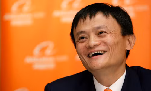 Một trong những sự thật gây sốc về người vừa bị soán ngôi vị giàu nhất Trung Quốc này là Jack Ma từng bị trường đại học danh tiếng của Mỹ Havard từ chối tới 10 lần. Ngoài ra, tỷ phú này còn thi trượt đại học hai lần, đến lần thứ 3 mới đỗ vào khoa tiếng Anh trường Học viện Sư phạm Hàng Châu (nay là Đại học Hàng Châu). Ông cũng bị từ chối tới 30 lần trong quá trình tìm việc làm, trong đó có lần xin vào làm ở cửa hàng KFC.
